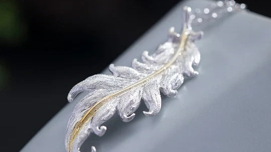 The Timeless Beauty of Feather Necklaces: A Touch of Nature and Elegance